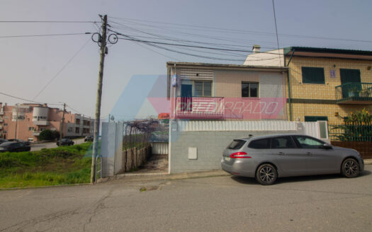 Moradia Bifamiliar em Gaveto, São Cosme