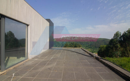 Moradia T4 com 1860m² de Terreno em Carreiras